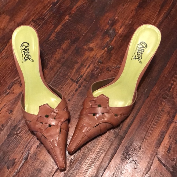 Carlos “Strut II”. Tan mule with a 3” heel. - Picture 2 of 3